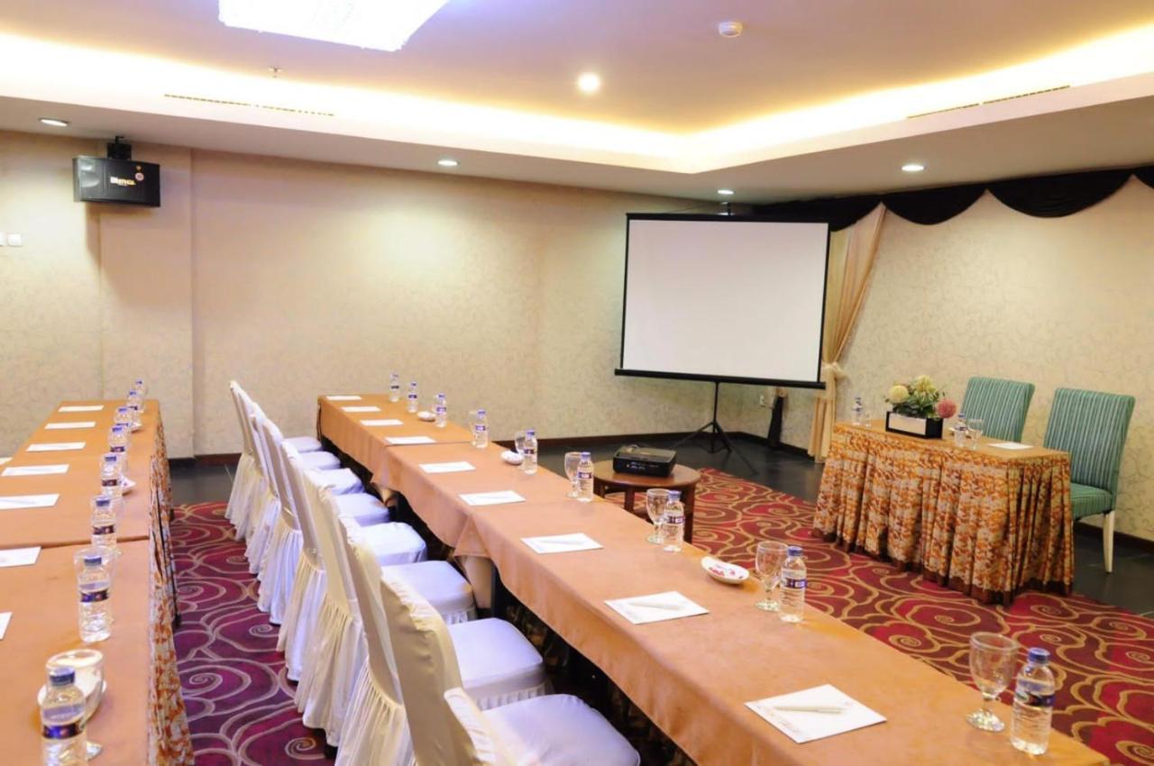 Asialink Premier Karawang Esterno foto
