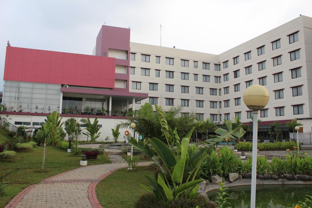 Asialink Premier Karawang Esterno foto