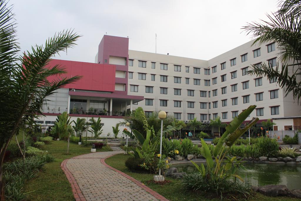 Asialink Premier Karawang Esterno foto