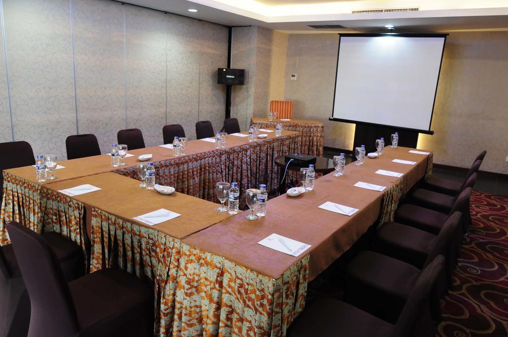 Asialink Premier Karawang Esterno foto